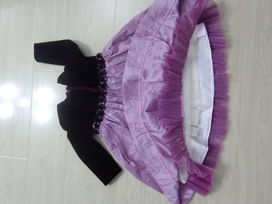 Doua rochițe elegante , 7-8luni,ambele 120 lei