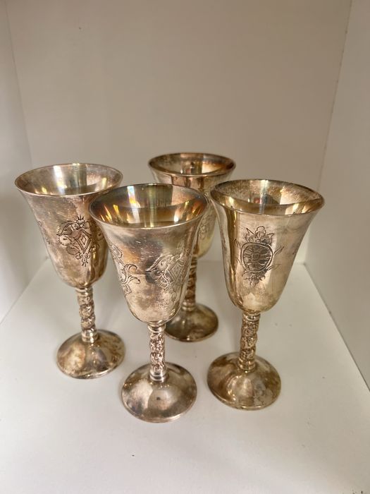 Set patru pahare argintate