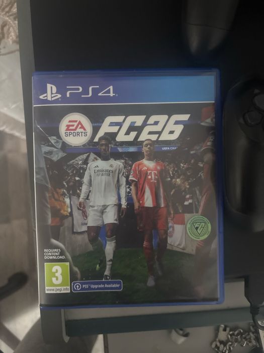 playstation 4 cu 2 jocuri si 2 manete