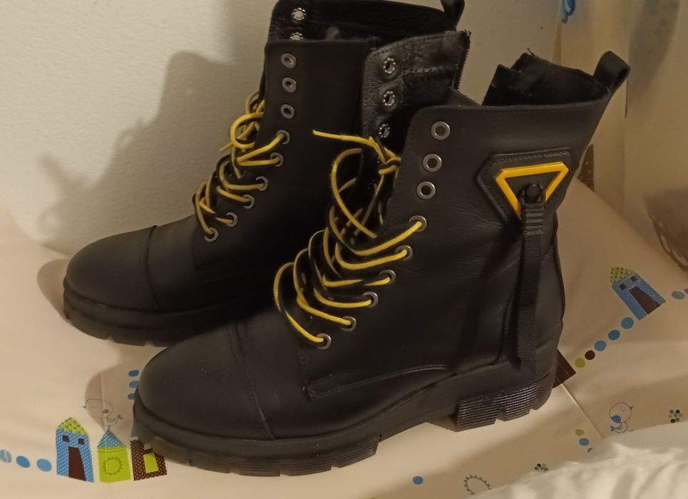 Ghete dama marimea 39
Ghete negre din piele naturala cu detaliu galbe