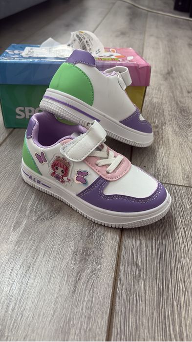 Новые кроссовки.