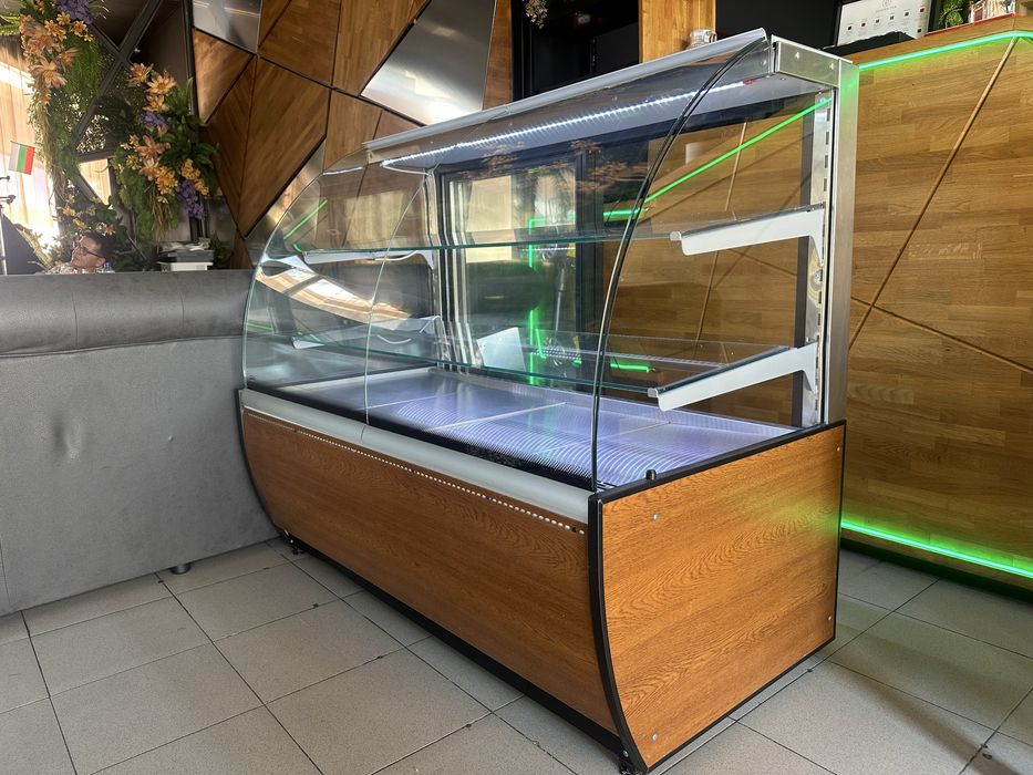 Продавам сладкарска витрина NAGI 1400 мм – отлично състояние, без козметични забележки