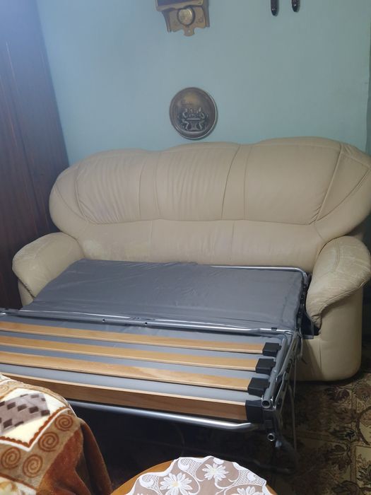 Canapea extensibilă din piele ecologică, în stare bună.