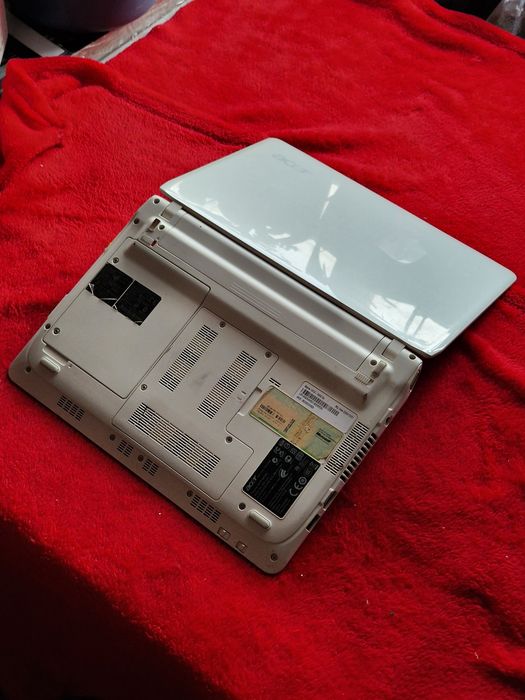 Laptop Acer perfect funcțional doar la priza