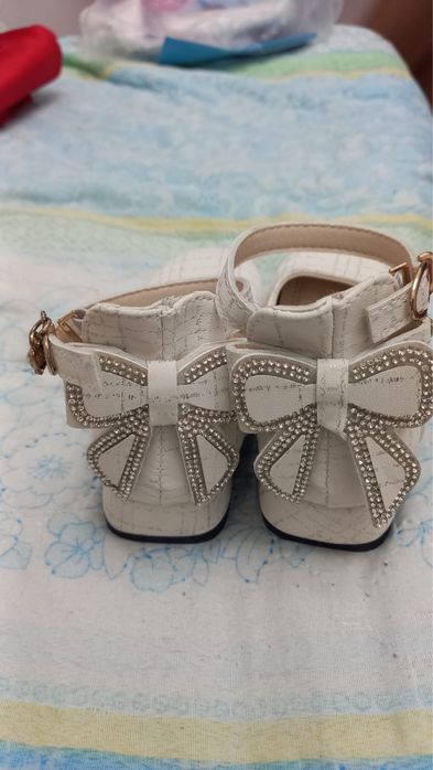 Детские новые туфли