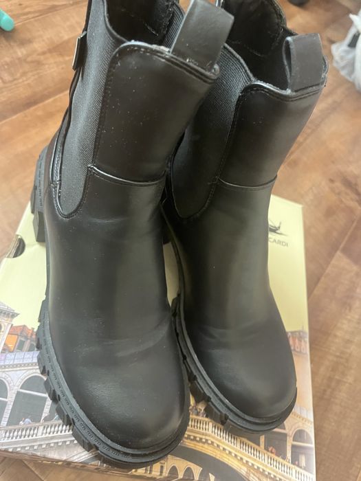 Продам женские ботинки