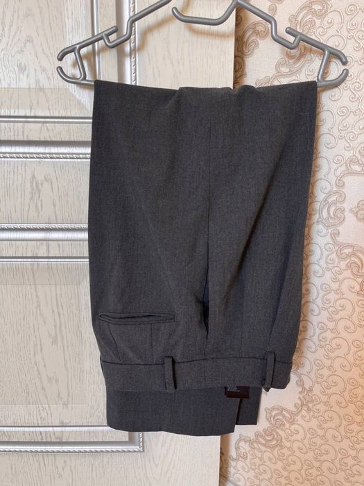 Серые брюки uniqlo