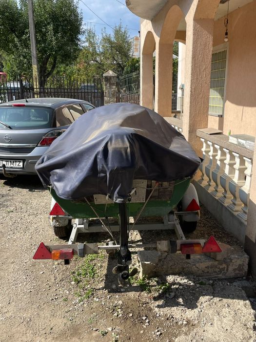 Vind barca cu motor