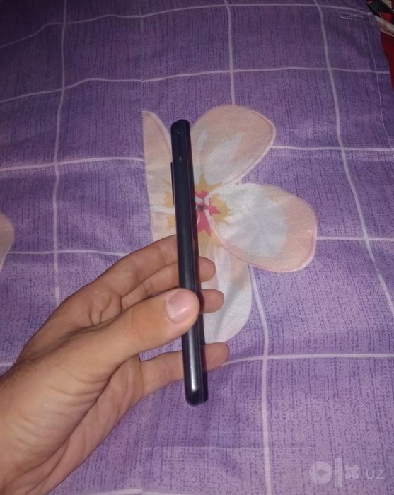A 12 aybi yuq toza qirilgan joylari yuq telfon edyal darachada turibi