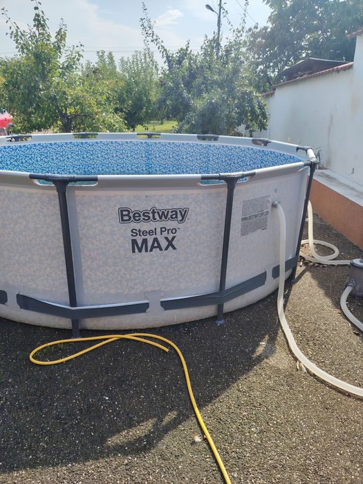 Piscina cu cadru și scară