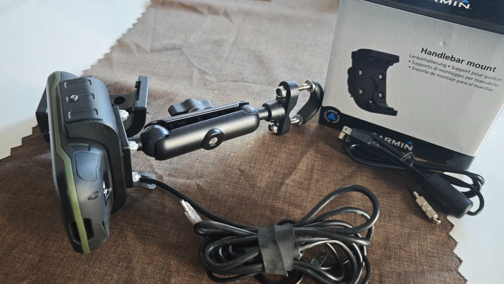 GPS Навигация Garmin Montana 610 със зареждаща стойка RAM монтаж