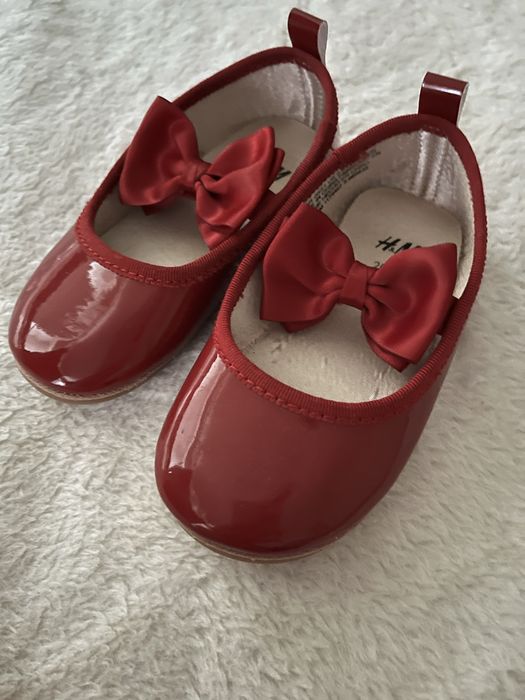 •	Pantofi bebe mărimea 20, roșii, aproape noi