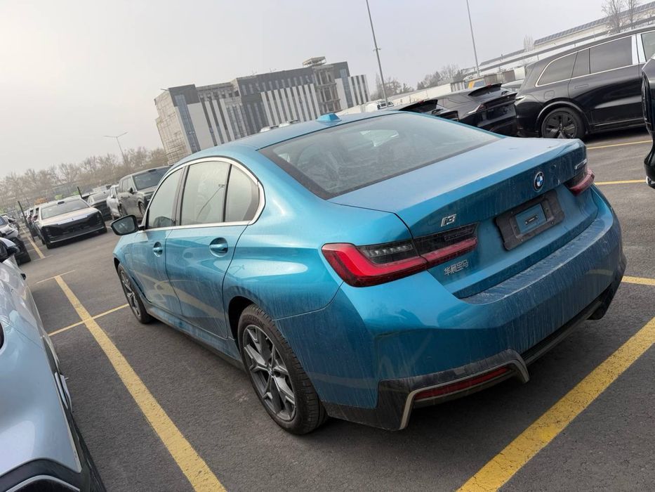 BMW i3 35L 2025 yil