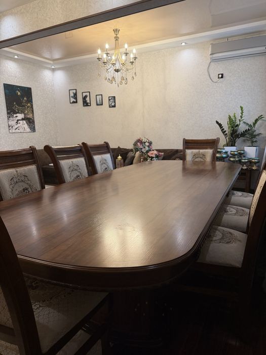 Мебель в гостинную, стол и стулья