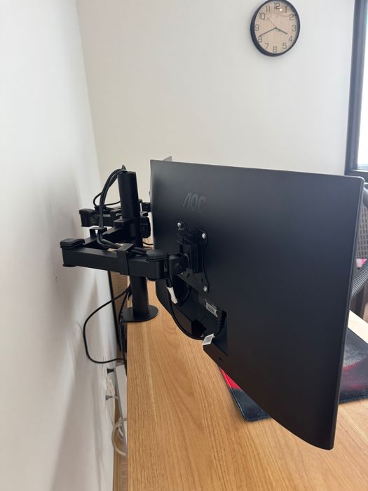 2 монитора Dell (24i инча) и AOC (27инча) + стойка Hama