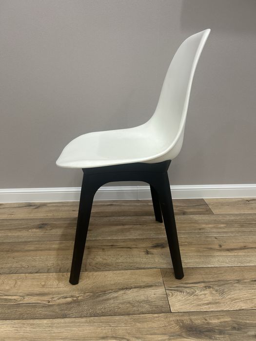 Продам пластиковые стулья