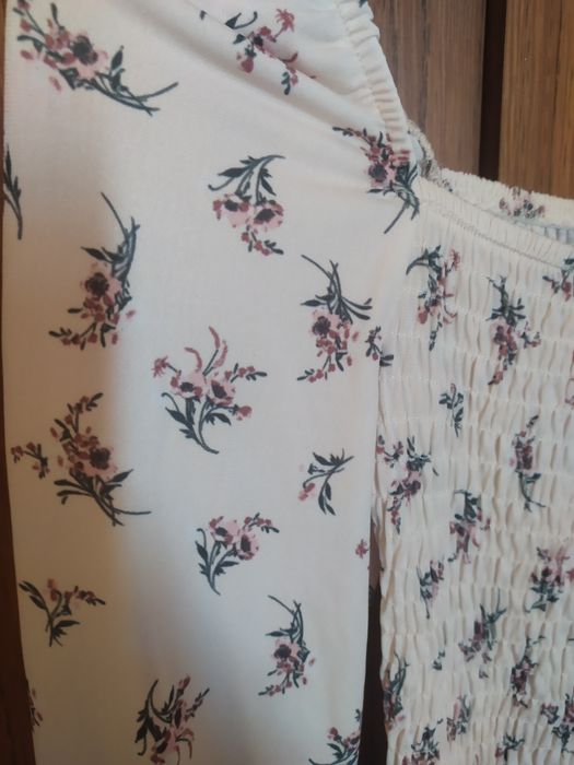 Елегантна нежна рокля в топъл цвят.