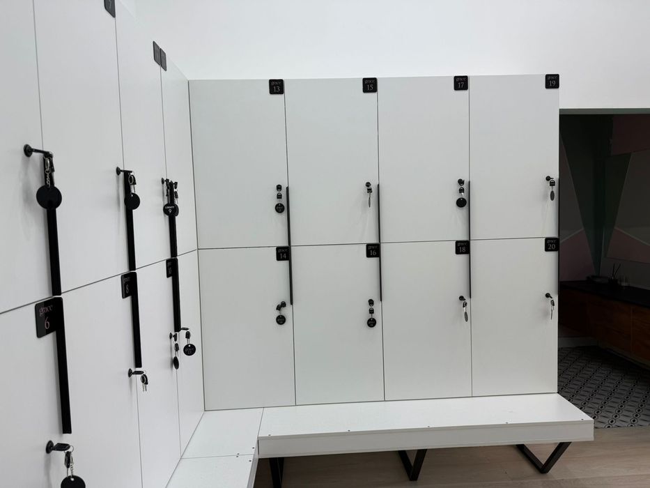 Распродажа инвентарей, Зеркал и шкафчики