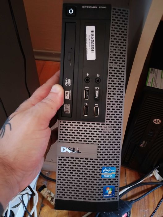 Продавам малък настолен компютър dell
