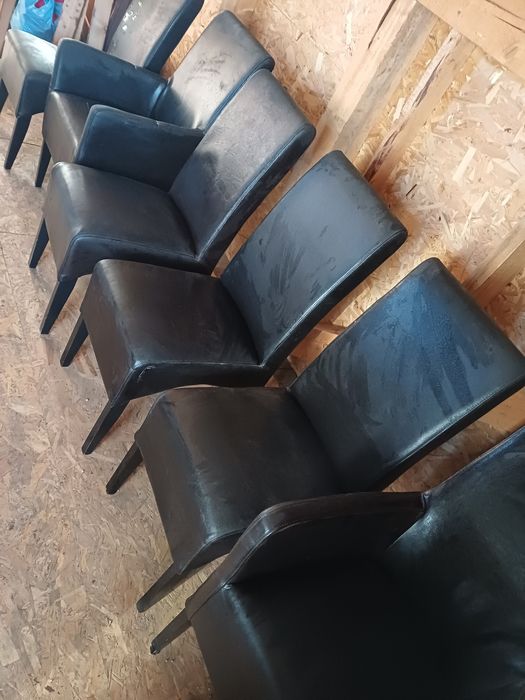 Scaun cu husa din piele.