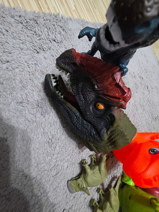 Lot dinozauri cu sunete si lumini