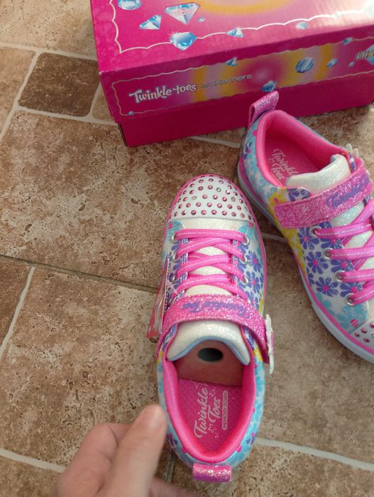 Нови обувки скечърс номер 31