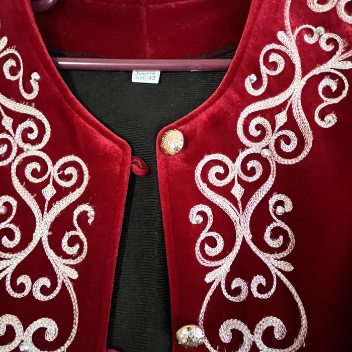 Продам жилетку с узором