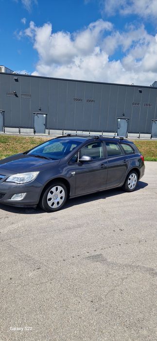 Vând Opel astra j