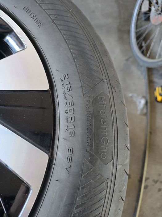 2 Броя 215/60/16 Goodyear 5,6mm 24dot