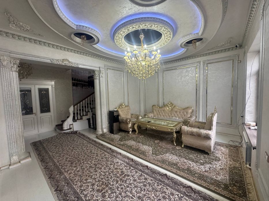 Uy sotiladi moljal keles Zamona restorani roparasida