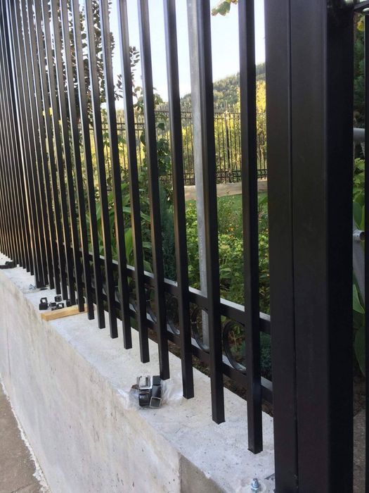 Монтаж на огради Оградни пана и Врати парапети надвеси и д-р