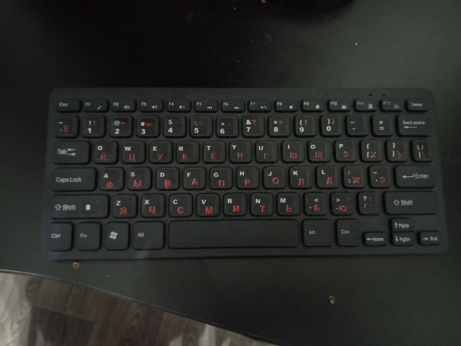 Продам клавиатуру с мышкой.