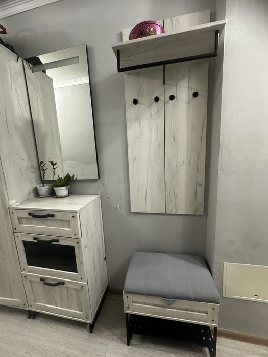 Есік алдына қоюуға арналған шкаф.