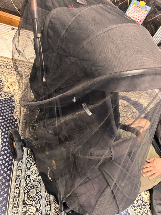 Коляска черная стоит в Каскелене