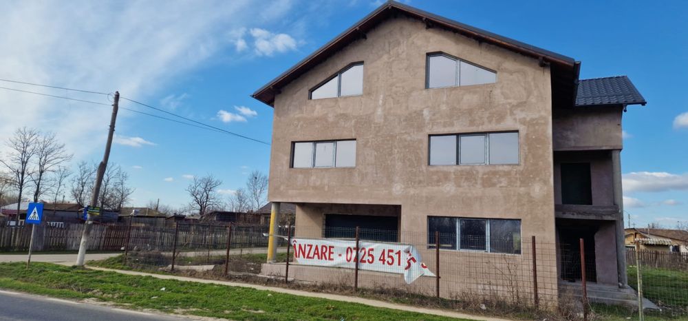 Vilă spațioasă 300 mp la șosea - vedere la brațul Borcea