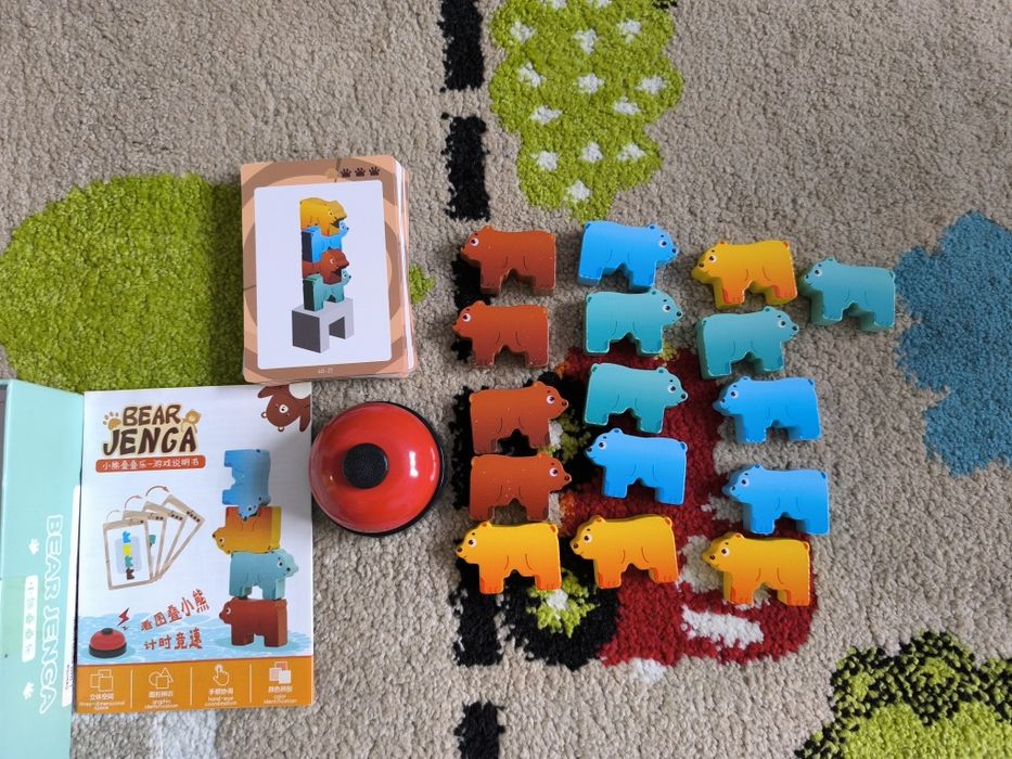 Лот дървени играчки и карти