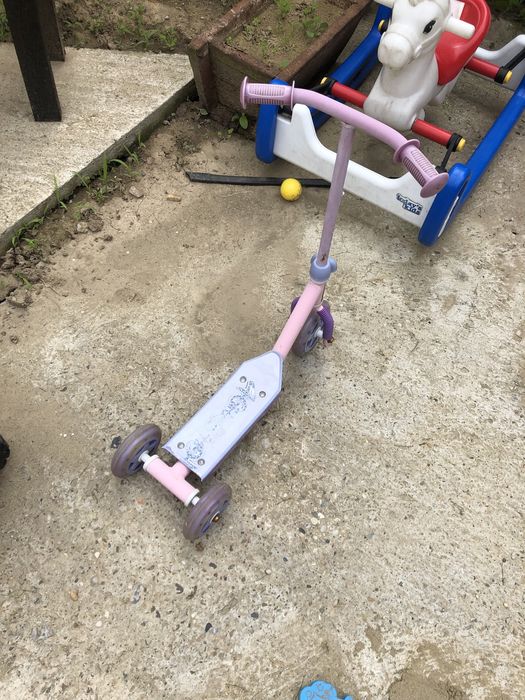 Vand trotinete si triciclete pentru copii