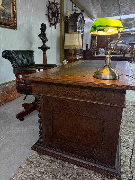 Класическо английско масивно бюро