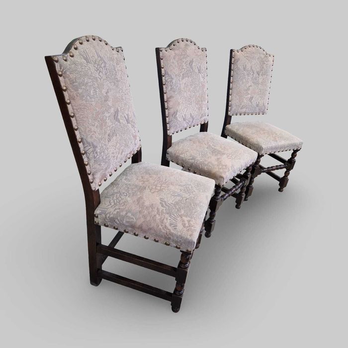 7 броя столове с масивна конструкция и текстилна дамаска