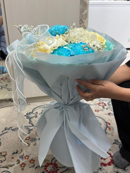 Цветы свежие  голубого цвета