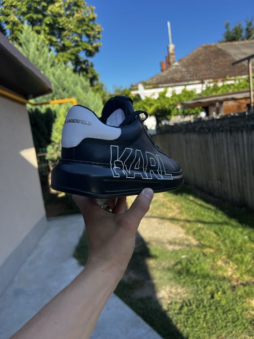 Adidasi Karl negri
