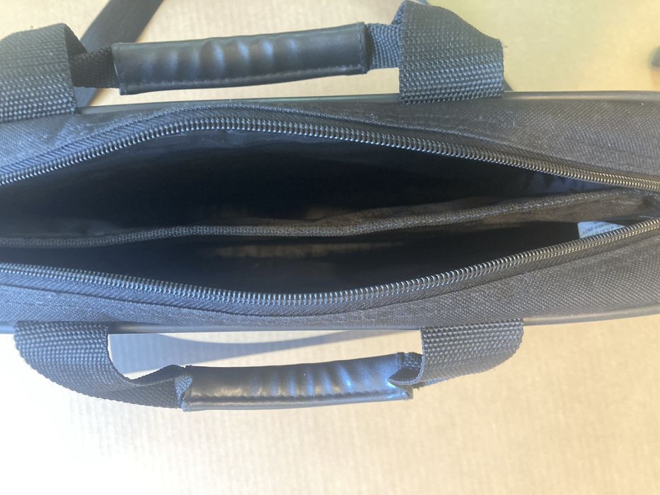 Vand 2 geanti laptop HP si LENOVO ThinkPad 15” in stare buna