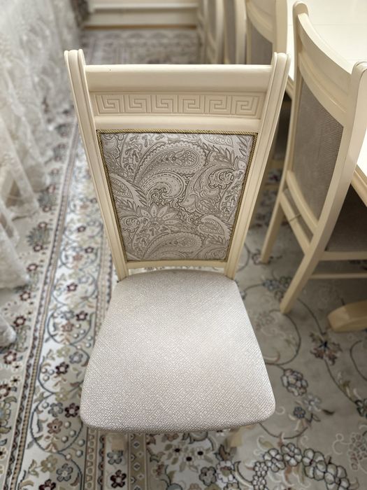 Стол со стульями