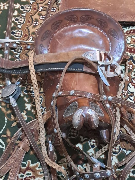 Ер тоқым егар күмістен ыстелвнген