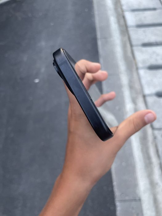 Iphone 15 perfect  (sanatate 90%) vine inclus cu incarcator casti airpods4