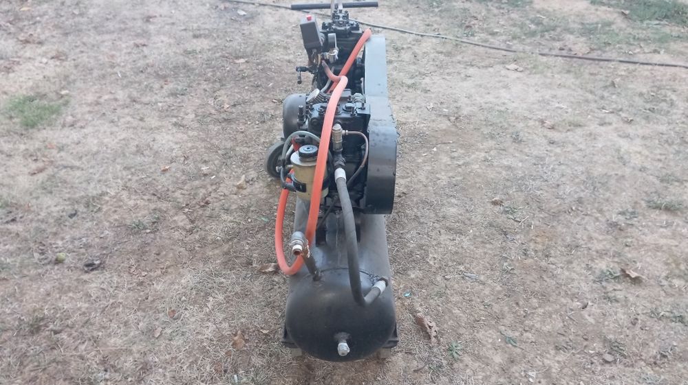 Продавам трифазен компресор 110л