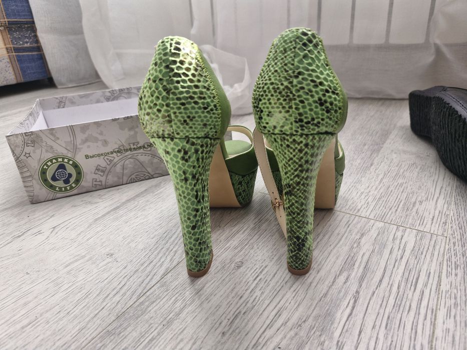 Босоножки из экоматериала 36 размер