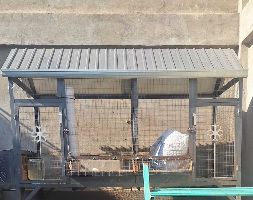 Tovuq katak sotiladi, zamonaviy, g'ildiraklari bor
