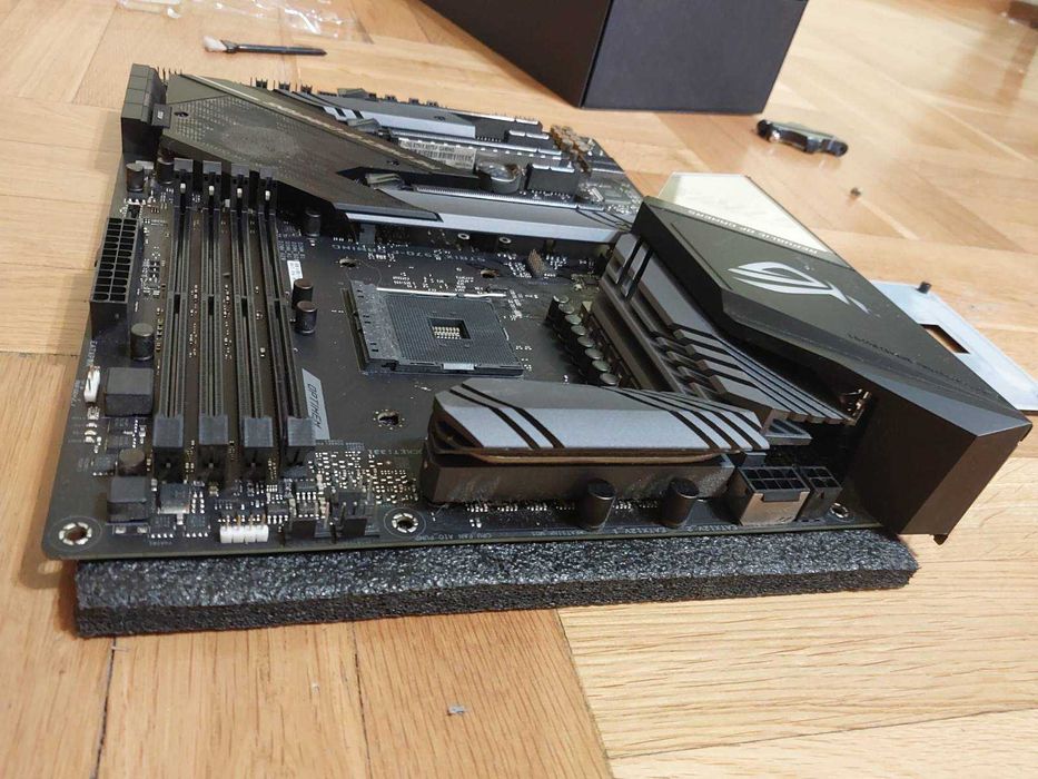 AMD Ryzen 7 5800X + Asus ROG StriX X570-F Gaming