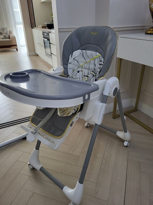 Срочно продам детский стол обеденный...